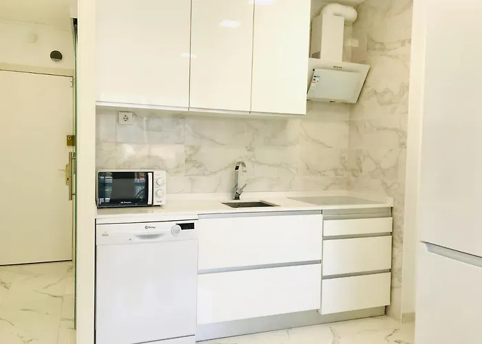 Modern And Design Near The With Large Swimming Pools 公寓