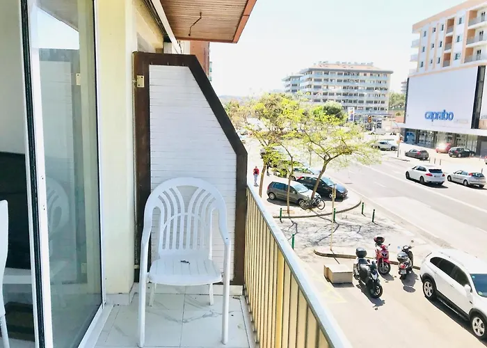 Modern And Design Near The With Large Swimming Pools 公寓