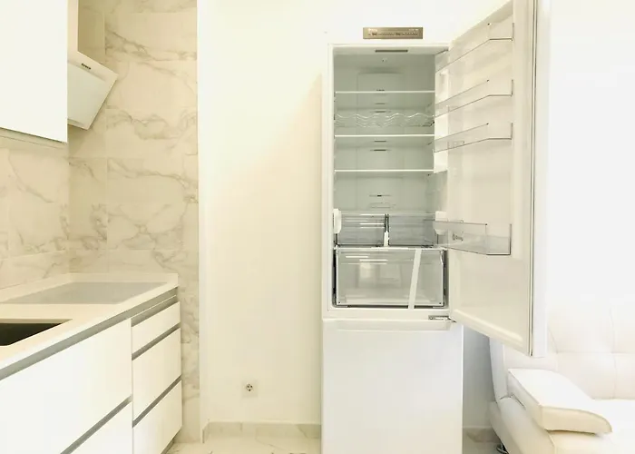 Modern And Design Near The With Large Swimming Pools *