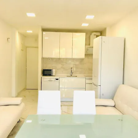 Modern And Design Near The With Large Swimming Pools