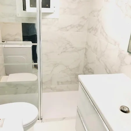 דירה Modern And Design Studio Near The With Large Swimming Pools