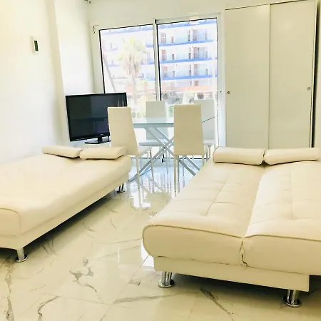 Apartment Modern And Design Studio Near The With Large Swimming Pools *