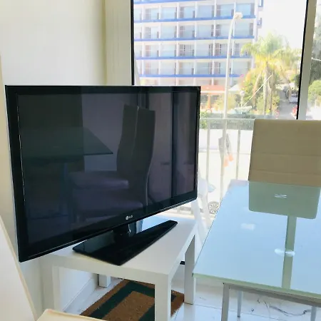 Modern And Design Studio Near The With Large Swimming Pools דירה *