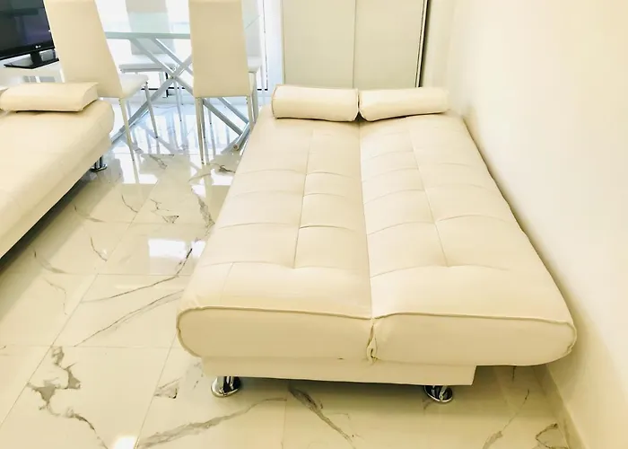 Modern And Design Near The With Large Swimming Pools *