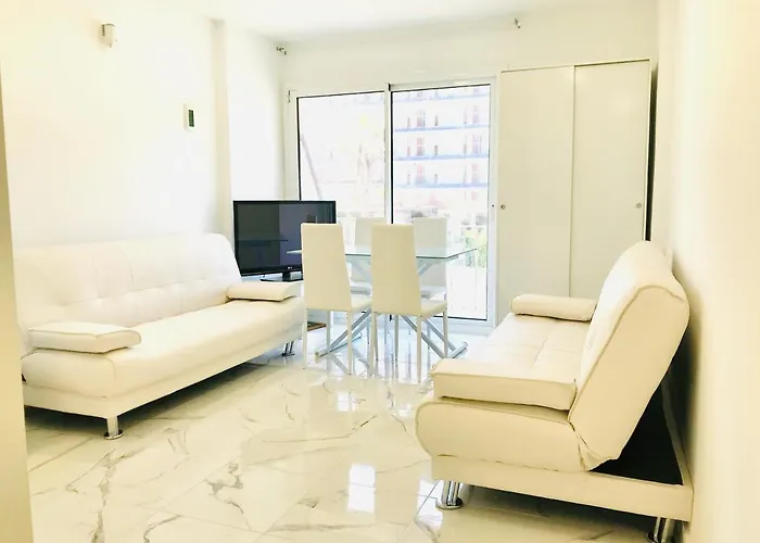 Modern And Design Near The With Large Swimming Pools 아파트