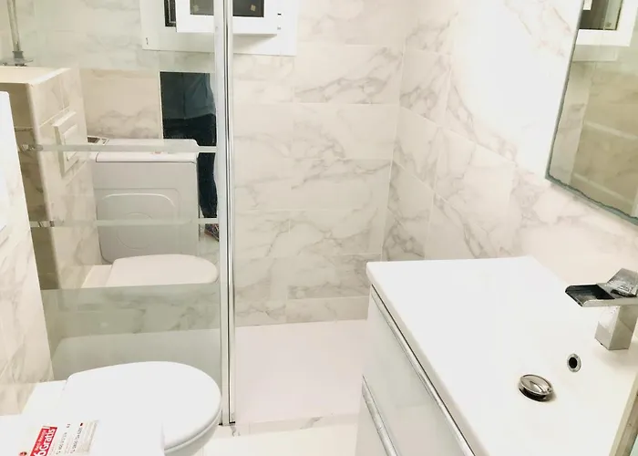 아파트 Modern And Design Near The With Large Swimming Pools