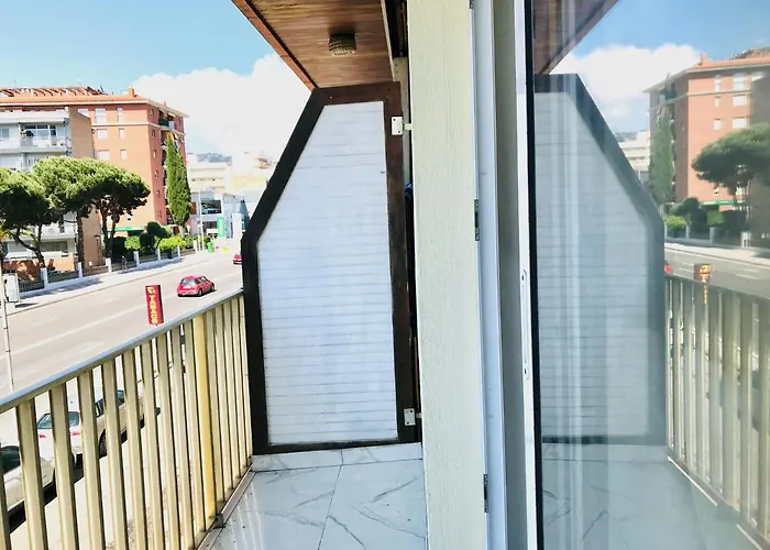 Modern And Design Near The With Large Swimming Pools *