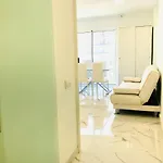 Modern And Design Near The With Large Swimming Pools Apartament *